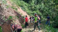 Babinsa Kodim 0106/Ateng Bersama Masyarakat Evakuasi Jalan Tertutup Longsor