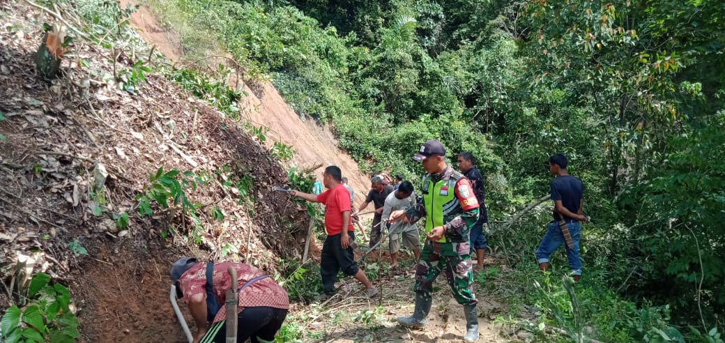 Babinsa Kodim 0106/Ateng Bersama Masyarakat Evakuasi Jalan Tertutup Longsor