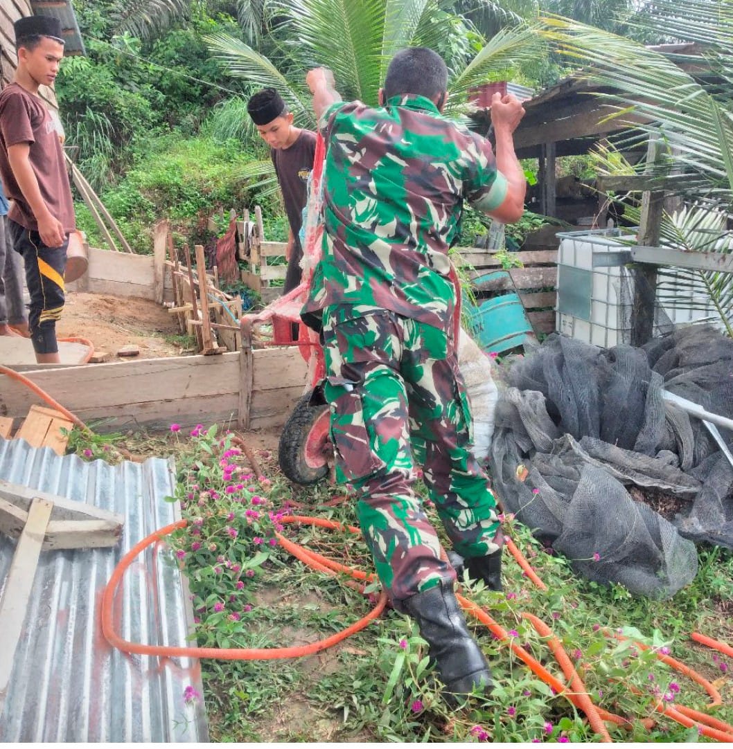 Babinsa Koramil 04/PRG Gotong Royong Bersama Masyarkat