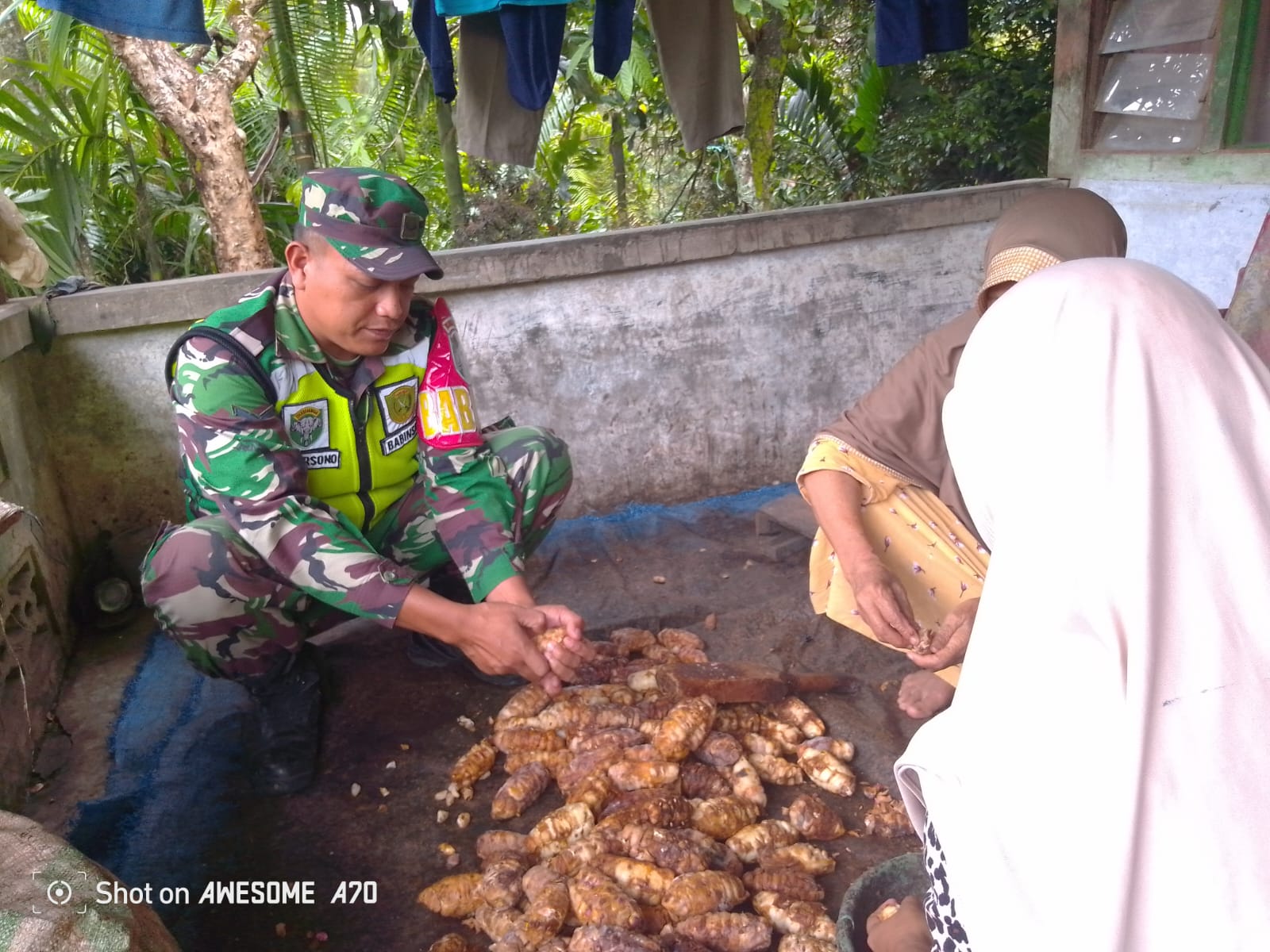 Babinsa Sambangi Petani Kakao di Wilayah Binaan