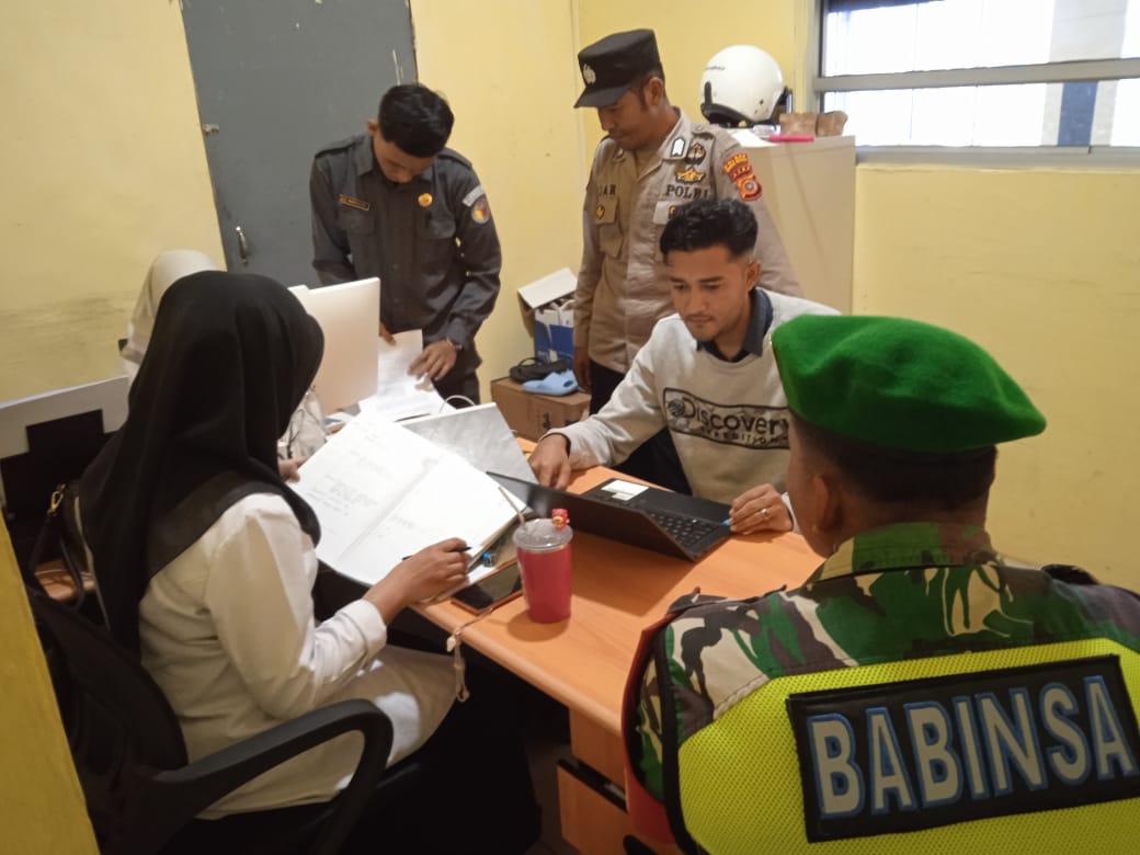 Tingkatkan Sinergitas, Babinsa Bersama Bhabinkamtibmas Komsos Bersama Aparatur Desa