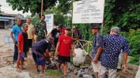 Babinsa Kalijaga Turut Kerja Bakti Membuat Sandaran Sungai Kalijaga Kramat