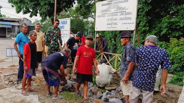 Babinsa Kalijaga Turut Kerja Bakti Membuat Sandaran Sungai Kalijaga Kramat