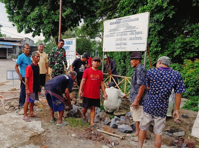 Babinsa Kalijaga Turut Kerja Bakti Membuat Sandaran Sungai Kalijaga Kramat