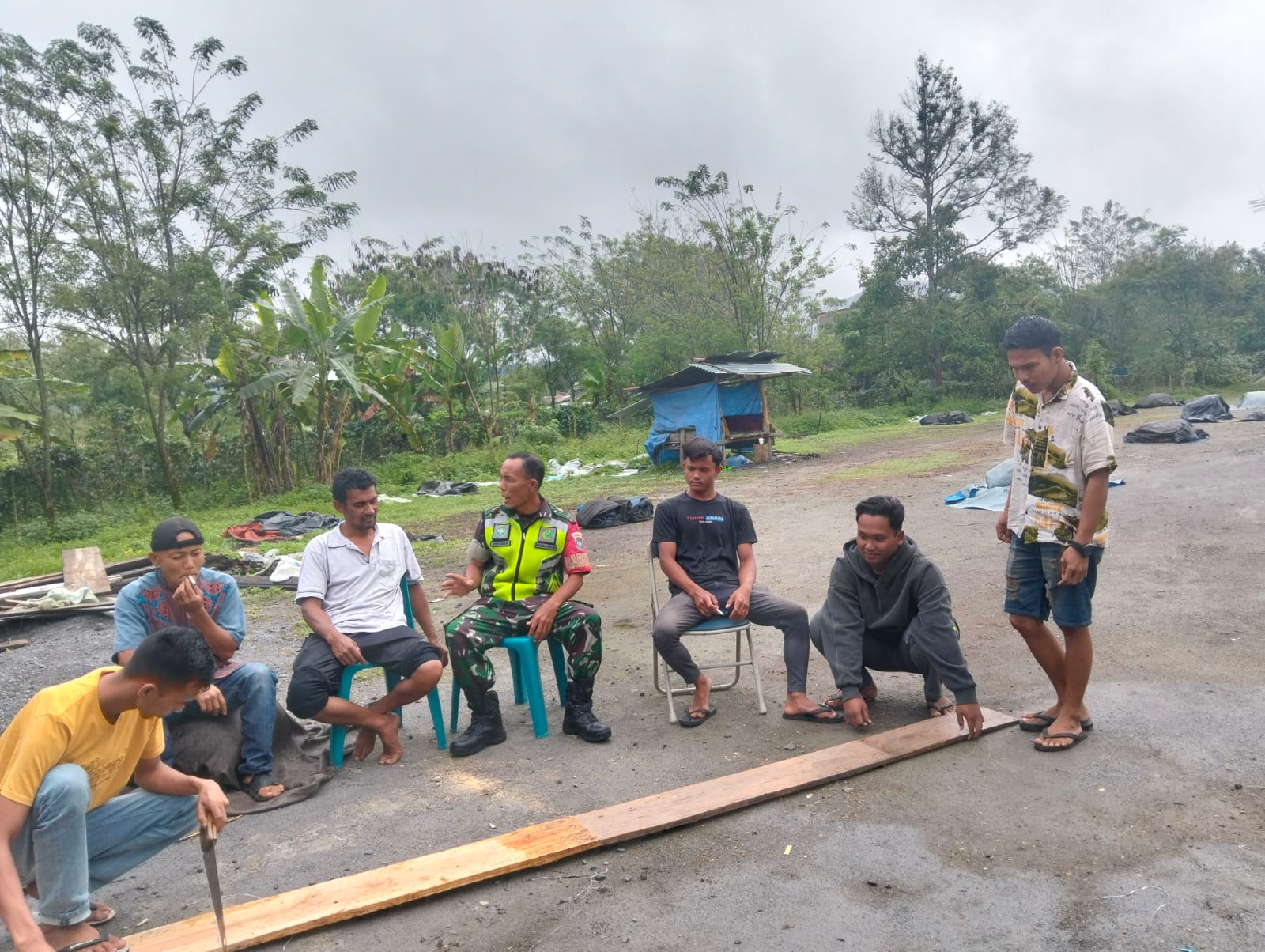 Babinsa 02/Wps Komsos Bersama Tokoh Pemuda Di Wilayah Binaan