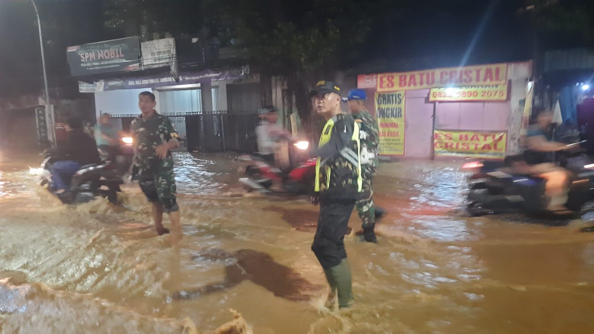 Dandim 0614/Kota Cirebon Tinjau Wilayah Terdampak Banjir Akibat Meluapnya Sungai Cipadu dan Suba