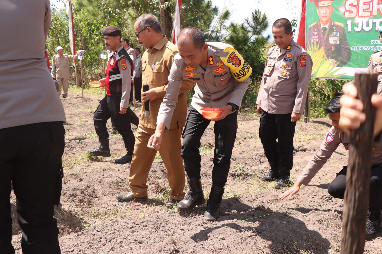 Polres Bener Meria Dan Forkopimda Gelar Penanaman Jagung Serentak Di Desa Wonosoboh