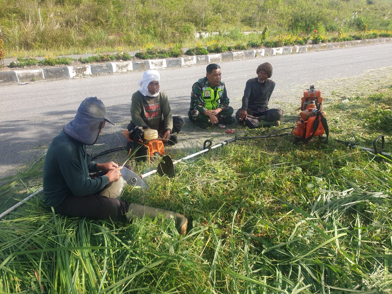 Usai Kegiatan Jum’at Bersih, Babinsa Lakukan Komsos Dengan Warga