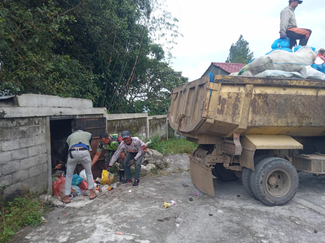 Hindari Bau Tidak Sedap, Babinsa Koramil 02/Wps Dan Warga Bersihkan Bak Penampungan Sampah