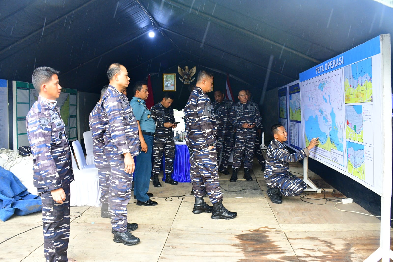 DANLANTAMAL III JAKARTA MENINJAU POSKO DAN MENGEVALUASI PELAKSANAAN PEMBONGKARAN PAGAR LAUT DI TANJUNG PASIR TANGERANG BANTEN