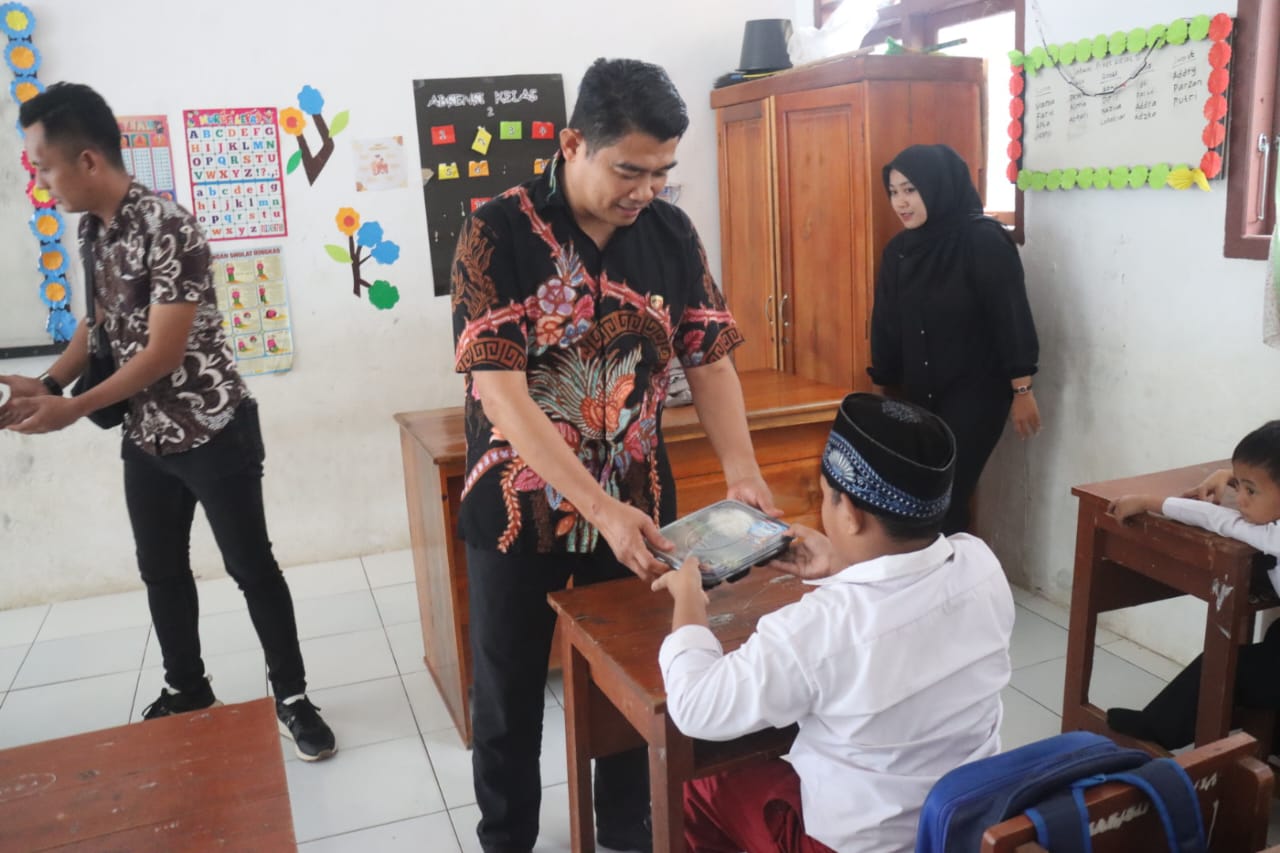 Peduli Pendidikan dan Kesehatan Polres PALI Bagikan Makanan Kepada Anak SD YPIP