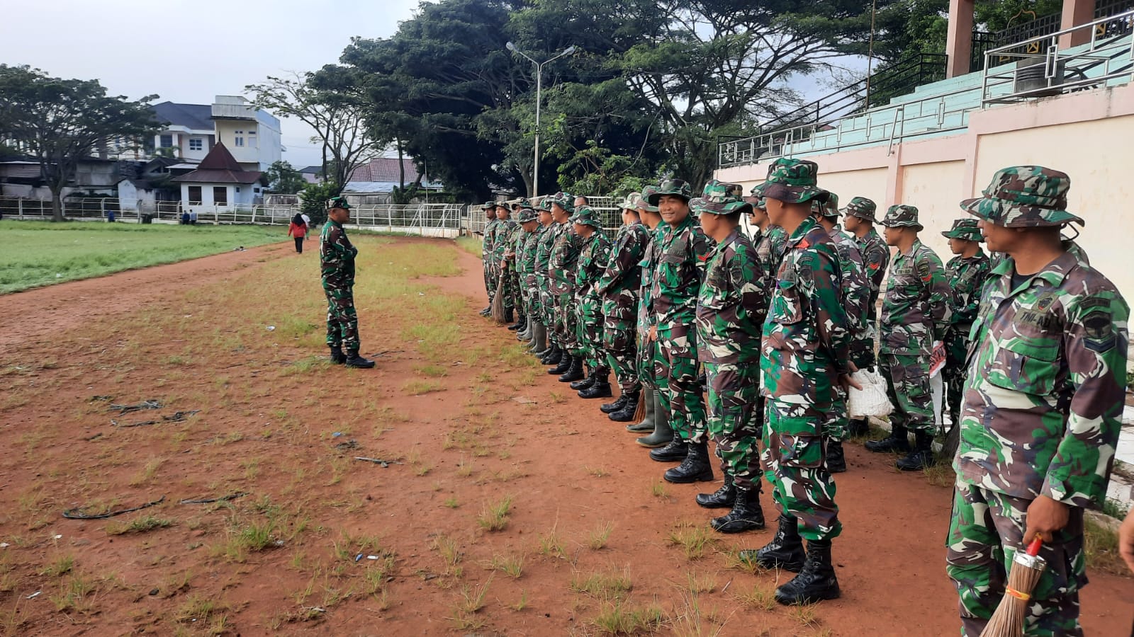 Ciptakan Kebersihan Lingkungan, Anggota Kodim 0106/Aceh Tengah Melaksanakan Karya Bakti Bersihkan Lapangan Musara Alun