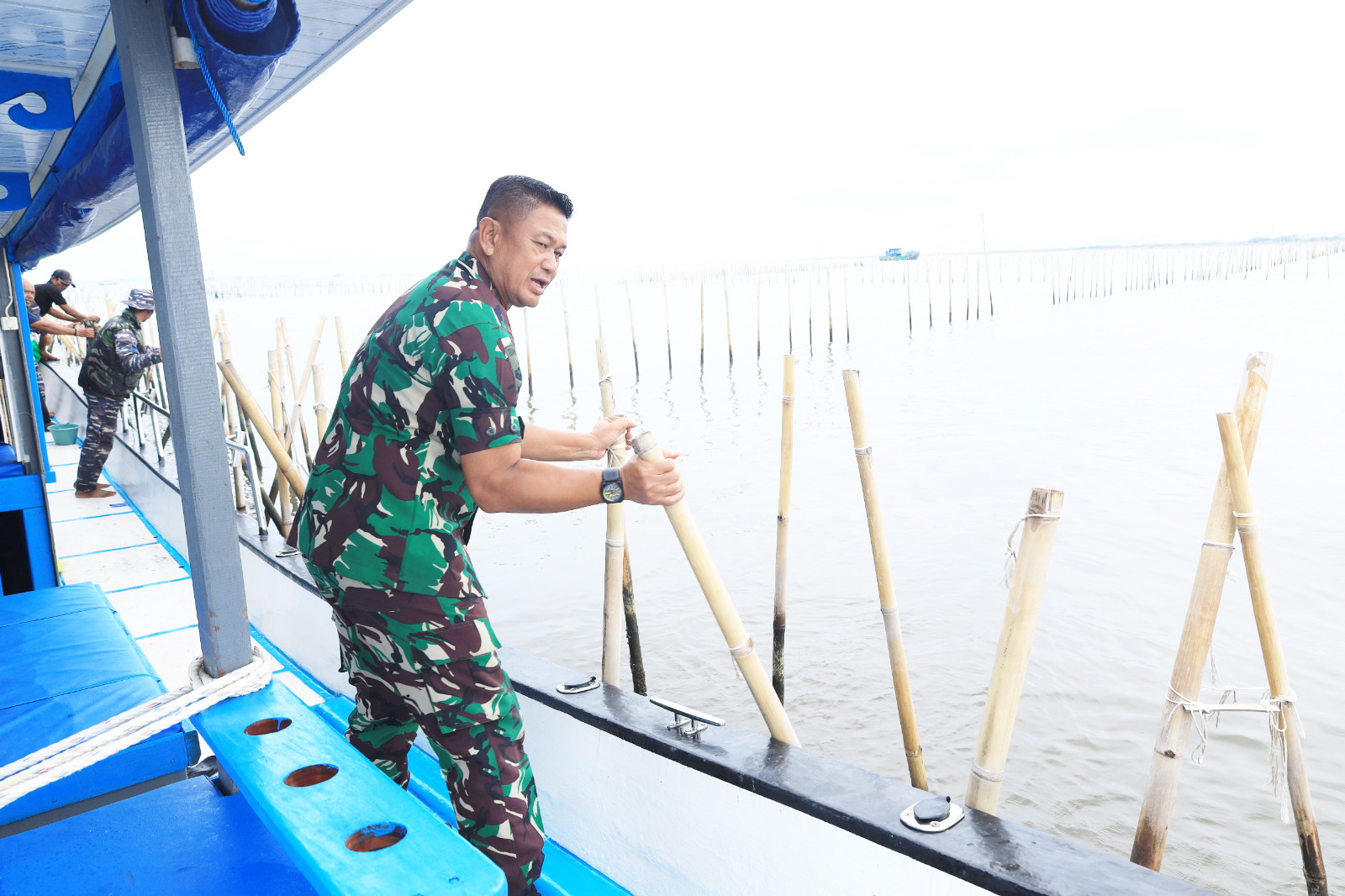 DANLANTAMAL III JAKARTA MEMANTAU LANGSUNG PELAKSANAAN PEMBONGKARAN PAGAR LAUT DI TANJUNG PASIR TANGERANG BANTEN