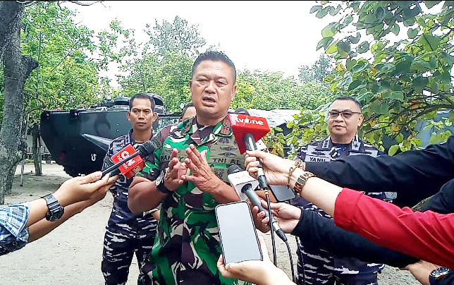 DANLANTAMAL III JAKARTA TERUS MEMANTAU PELAKSANAAN PEMBONGKARAN PAGAR LAUT DI TANJUNG PASIR TANGERANG BANTEN