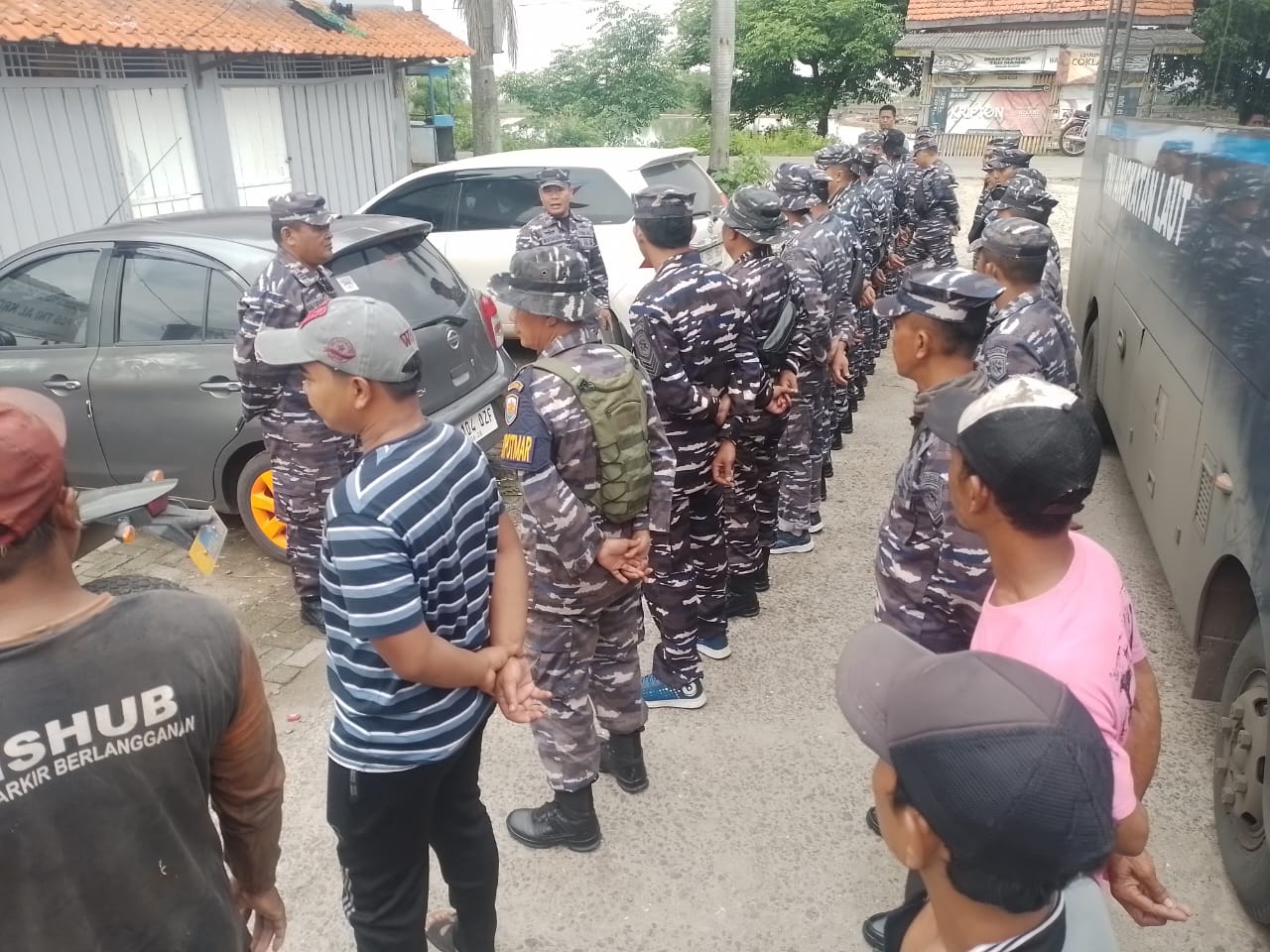 HARI KE-4, LANAL BANTEN BERSAMA MASYARAKAT NELAYAN MASIH MELANJUTKAN PEMBONGKARAN PAGAR LAUT DI PERAIRAN KRONJO