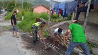 Jaga Kebersihan Lingkungan Babinsa Dan Warga Bergotong Royong