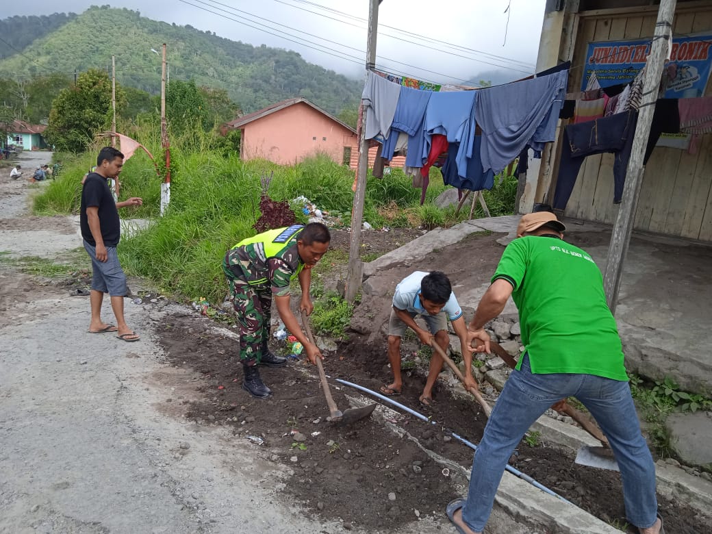 Jaga Kebersihan Lingkungan Babinsa Dan Warga Bergotong Royong