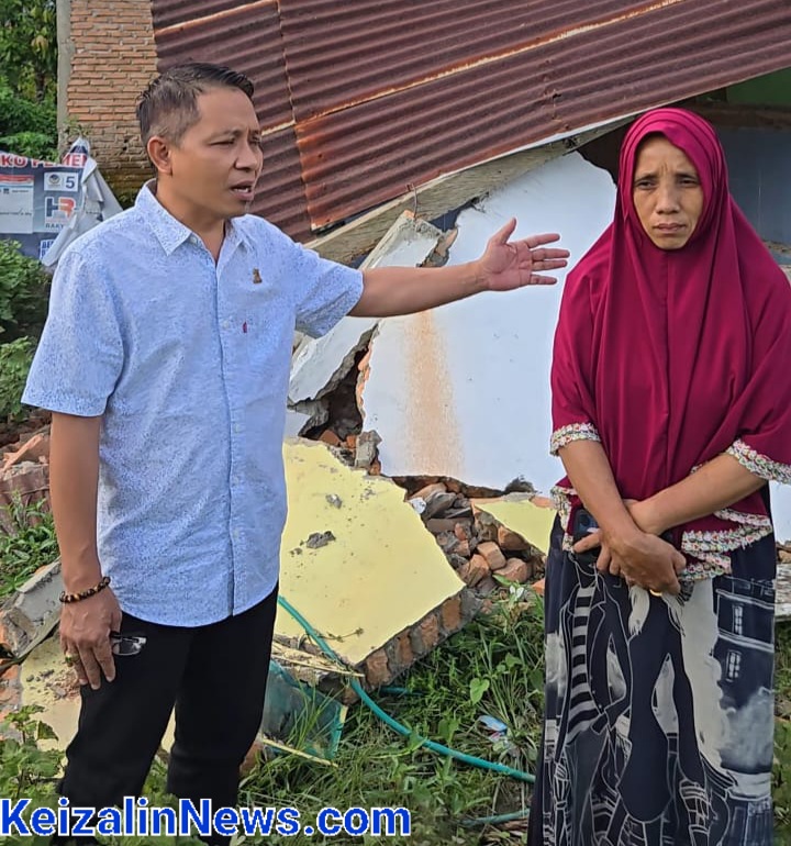 Ketua Komisi II DPRD Kolaka Timur, Suprianto Kunjungi Korban Gempa di Kelurahan Woitombo Kolaka Timur