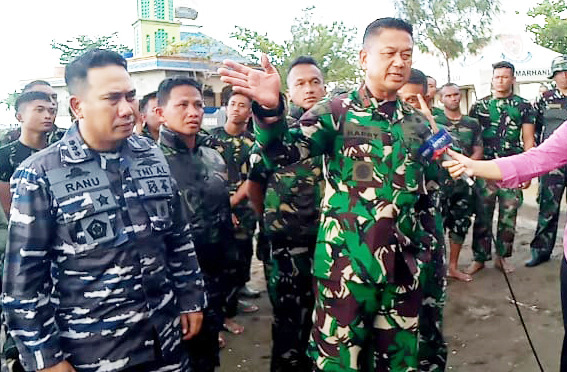 DANLANTAMAL III JAKARTA IKUTI DAN MEMANTAU PEMBONGKARAN PAGAR LAUT DI TANJUNG PASIR TANGERANG BANTEN