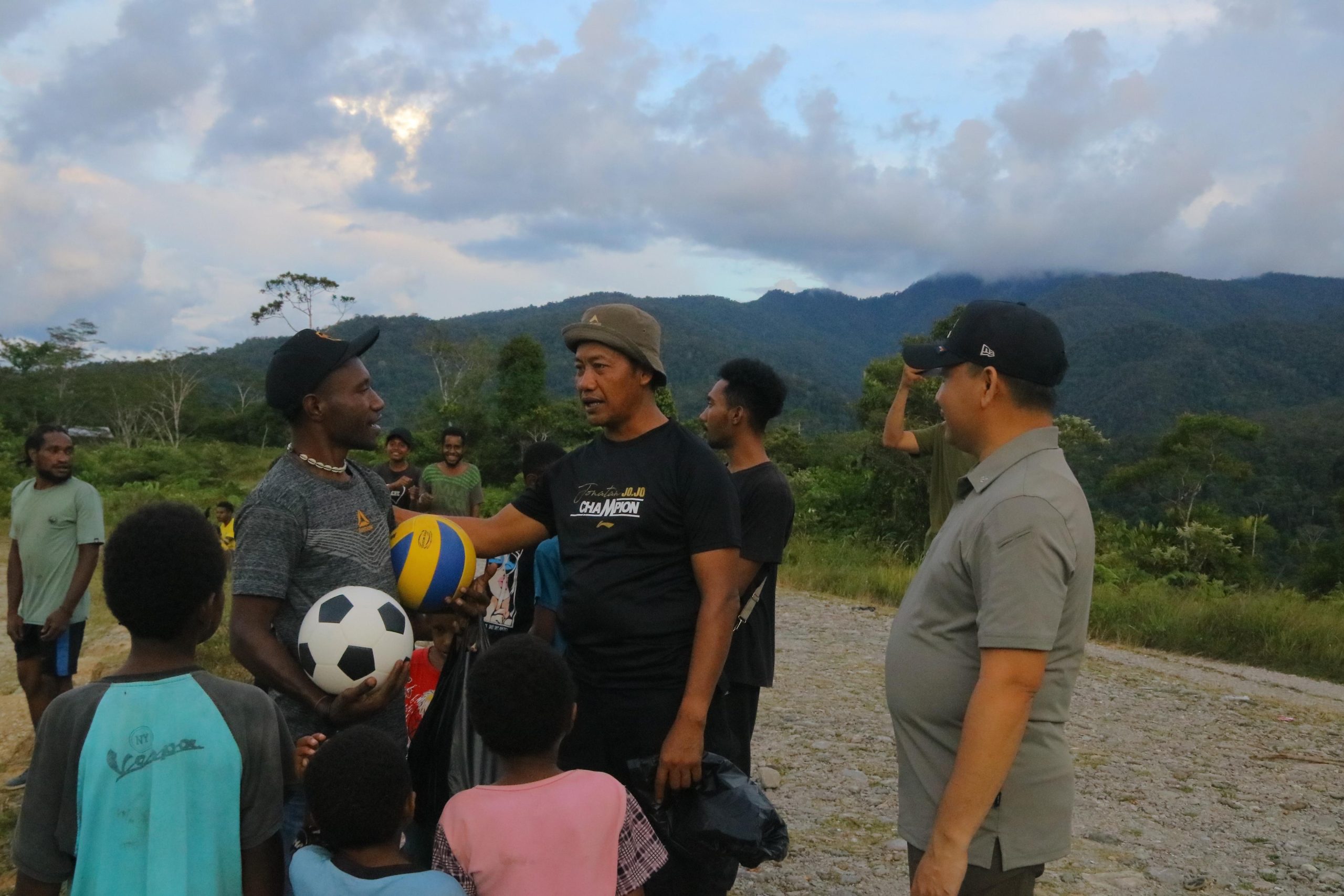 Satgas Ops Damai Cartenz Pererat Hubungan dengan Pemuda Lewat Dukungan Olahraga