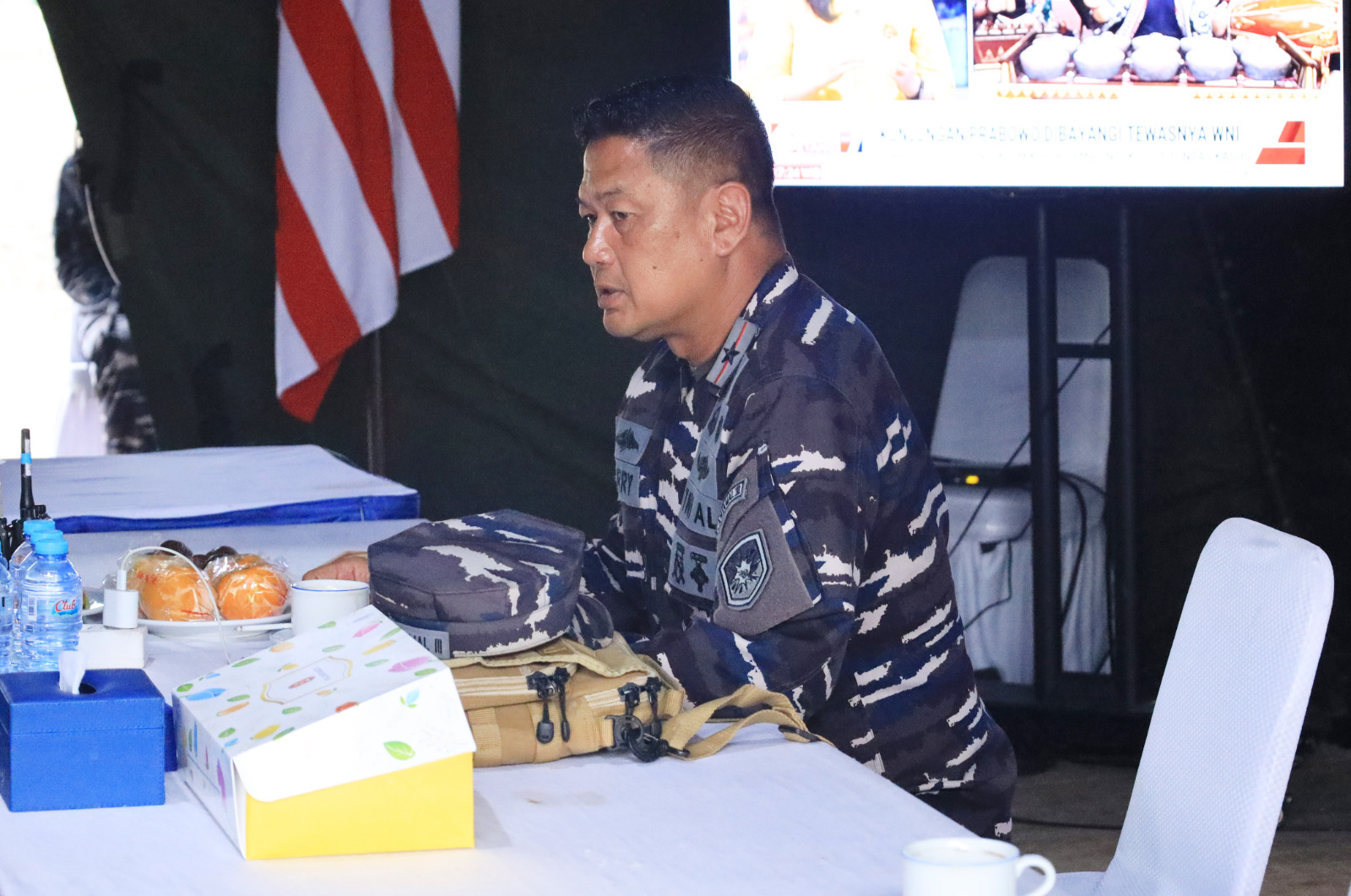 AKIBAT CUACA BURUK, DANLANTAMAL III JAKARTA MENGHENTIKAN SEMENTARA PEMBONGKARAN PAGAR LAUT DI TANJUNG PASIR TANGERANG BANTEN