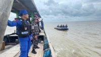 HARI KE-7, LANAL BANTEN BERKOLABORASI DENGAN POLAIRUD POLDA BANTEN DAN MASYARAKAT NELAYAN MELANJUTKAN PEMBONGKARAN PAGAR LAUT DI PERAIRAN KRONJO