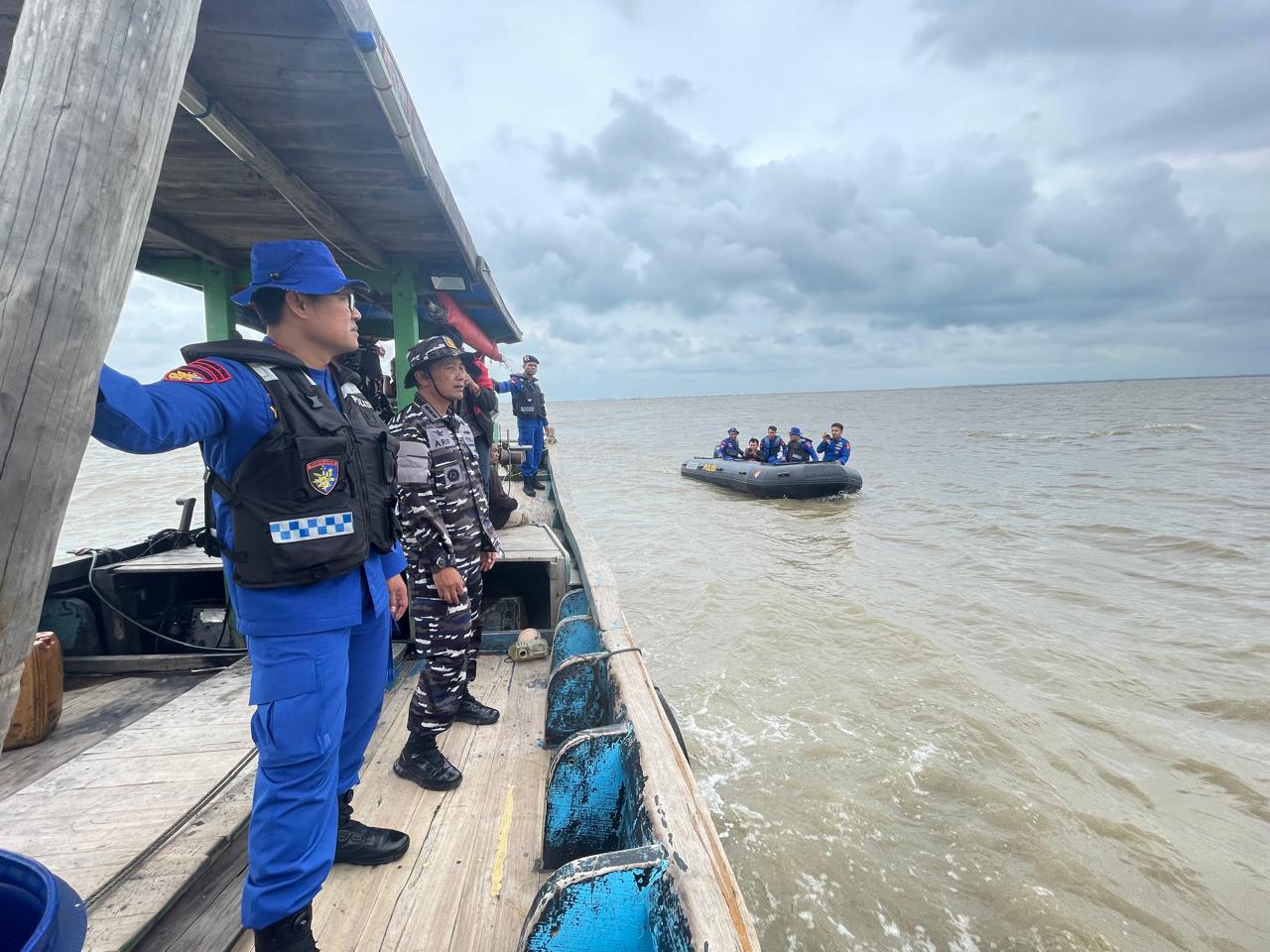 HARI KE-7, LANAL BANTEN BERKOLABORASI DENGAN POLAIRUD POLDA BANTEN DAN MASYARAKAT NELAYAN MELANJUTKAN PEMBONGKARAN PAGAR LAUT DI PERAIRAN KRONJO