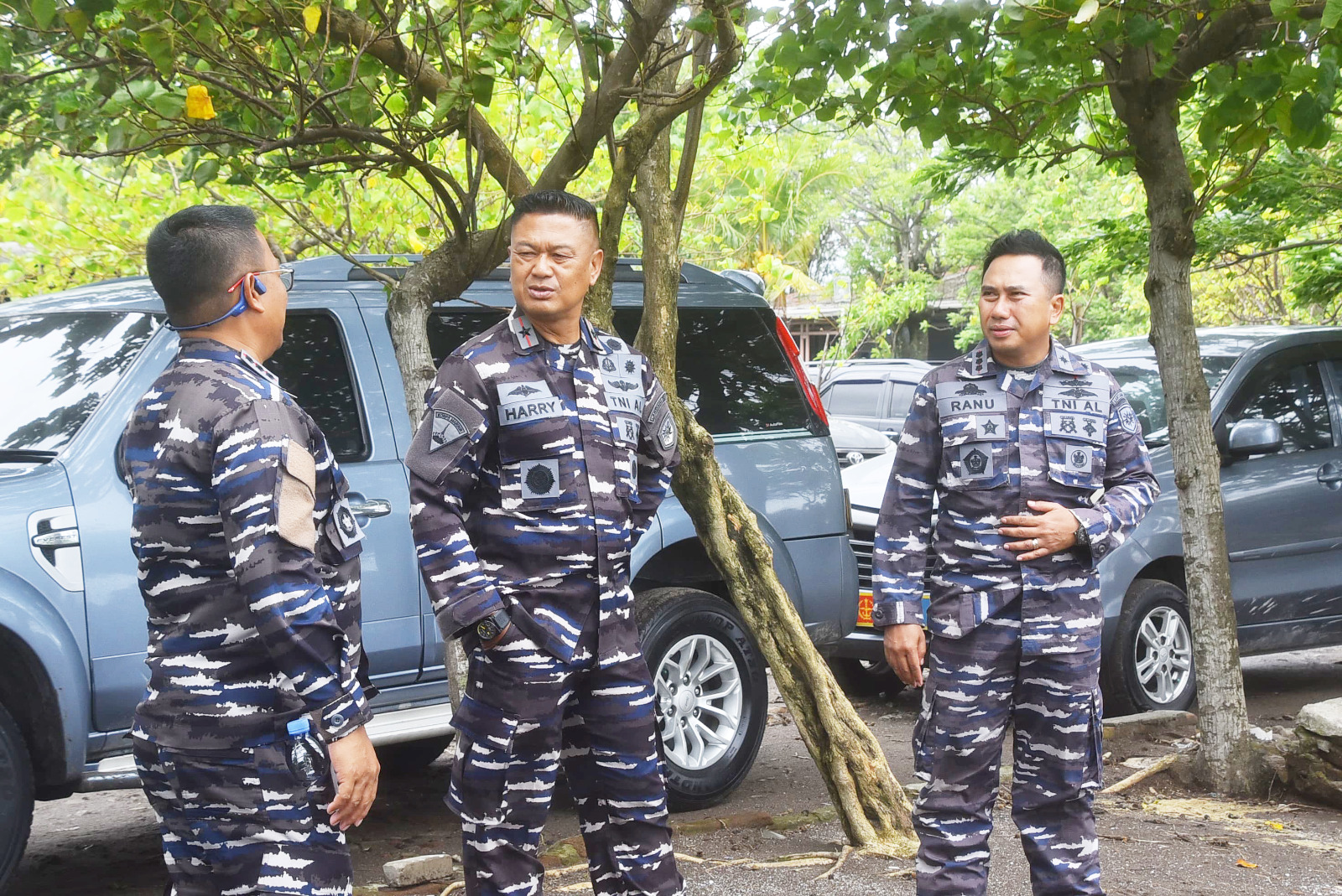 KEMBALI TERJADI CUACA BURUK DISERTAI HUJAN DERAS, DANLANTAMAL III JAKARTA HENTIKAN SEMENTARA PEMBONGKARAN PAGAR LAUT DI TANJUNG PASIR TANGERANG BANTEN