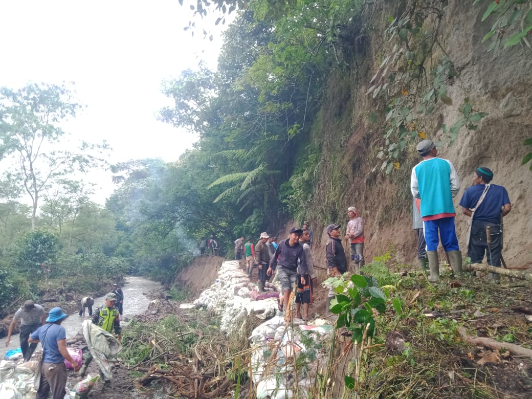 Babinsa Koramil 02/WPS Gotong Royong Bersihkan Saluran Irigasi