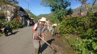 Peduli Lingkungan, Babinsa Bersama Warga Bersihkan Rumput Kanan Kiri Jalan