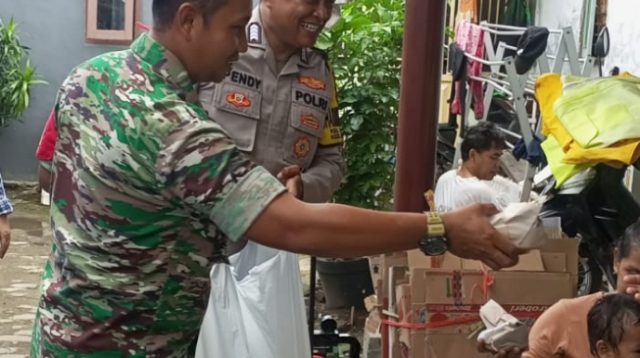 Babinsa dan Bhabinkamtibmas Bersinergi Bagikan Paket Nasi di Hari Jumat Berkah untuk Warga Terdampak Banjir