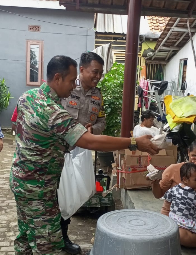 Babinsa dan Bhabinkamtibmas Bersinergi Bagikan Paket Nasi di Hari Jumat Berkah untuk Warga Terdampak Banjir