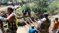 Danramil 05/Permata Pimpin Gotong Royong Bangun Jembatan Darurat