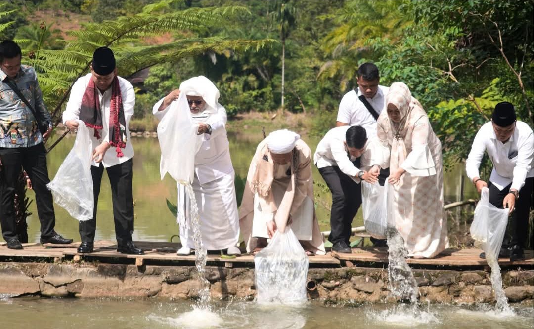 Breaking News : Momen Isra Miraj PJ Bupati Muara Enim Tebar Bibit Ikan di Kolam Ponpes Al-Haromain Semendo