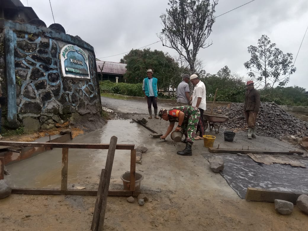 Babinsa Gotong Royong Bersama Warga, Tambal Jalan Desa Yang Berlubang