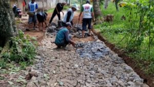 Kerja Bakti Pembangunan Jalan Lingkungan Kampung Kalanganyar RT 03 RW 01