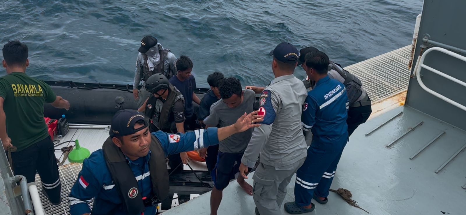 LANAL BANTEN BERSAMA TIM SAR GABUNGAN SELAMATKAN ABK TB. MEGA 09 YANG TENGGELAM DI PERAIRAN SELAT SUNDA