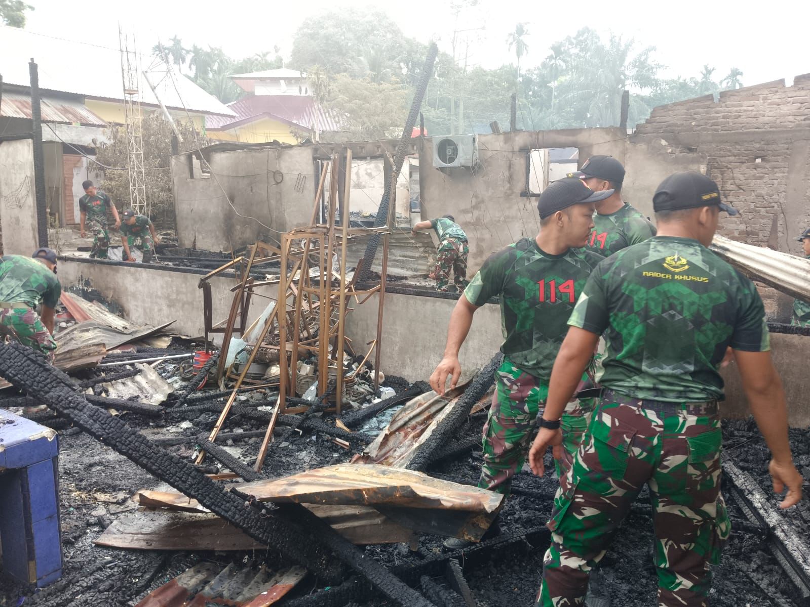 PRAJURIT KOMPI SENAPAN A YONIF 114/SM SIGAP ATASI KEBAKARAN DI LAWE PEHKEDINEN