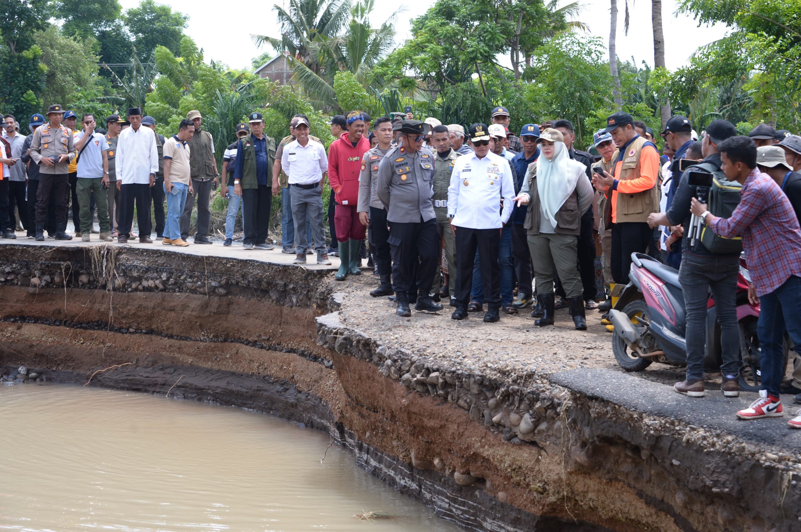 Pj. Gubernur NTB Kunjungi Kecamatan Terdampak Banjir