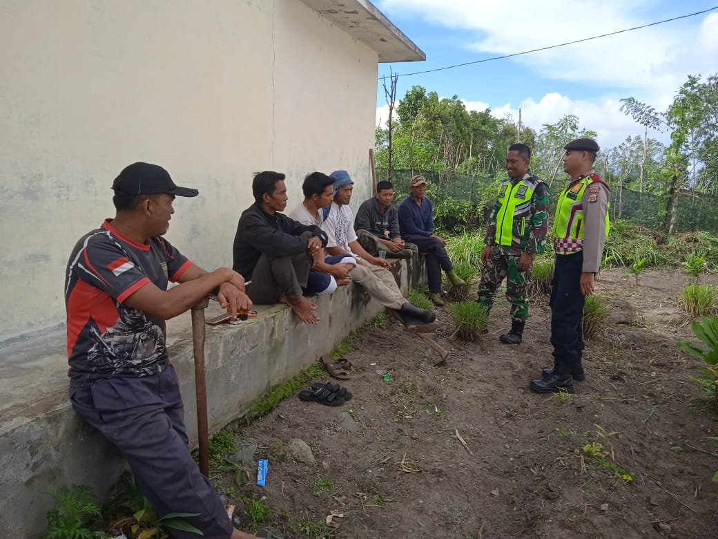 Babinsa Bersama Bhabinkamtibmas Berikan Himbouan Kepada Tokoh Pemuda