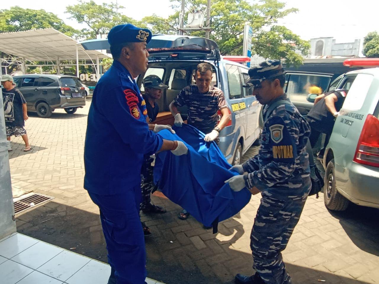 TNI AL BERHASIL EVAKUASI JENAZAH PRIA TANPA IDENTITAS DI PELABUHAN PERIKANAN MUNCAR