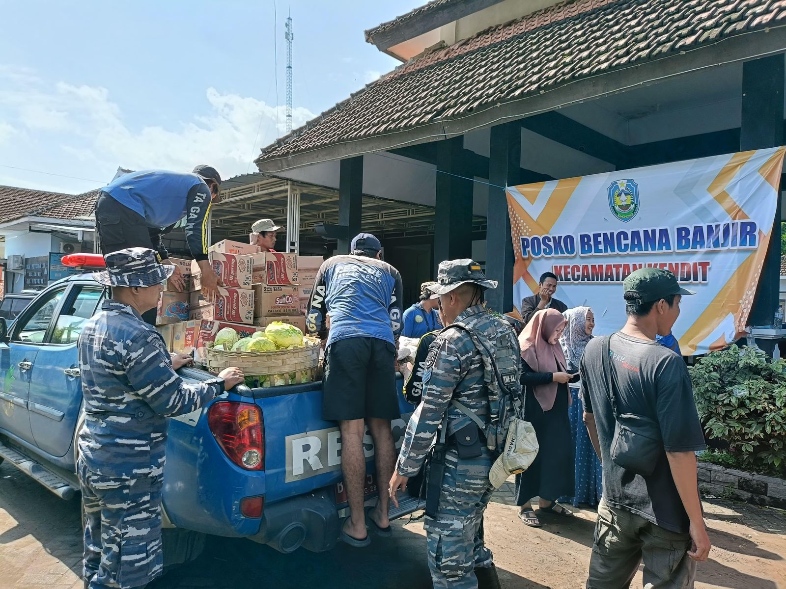 AKSI GERAK CEPAT PRAJURIT TNI AL BANTU MASYARAKAT TERDAMPAK BANJIR DI SITUBONDO