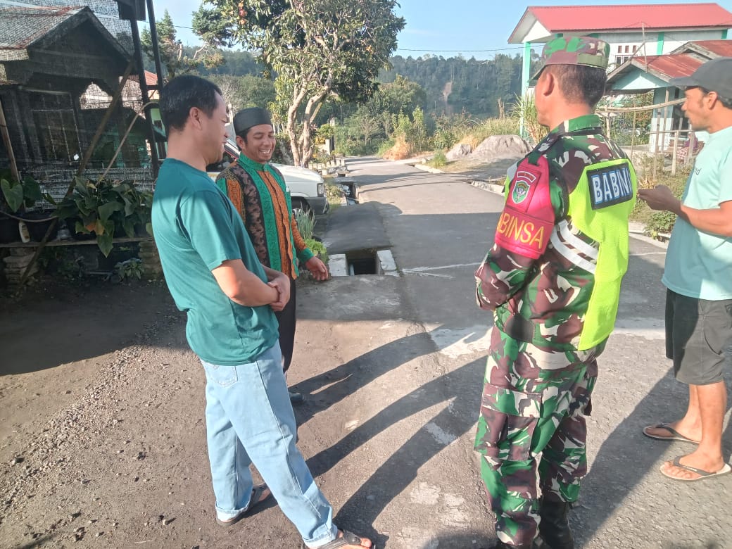 Dengan Komsos, Babinsa Himbau Warga Peduli Kebersihan Lingkungan