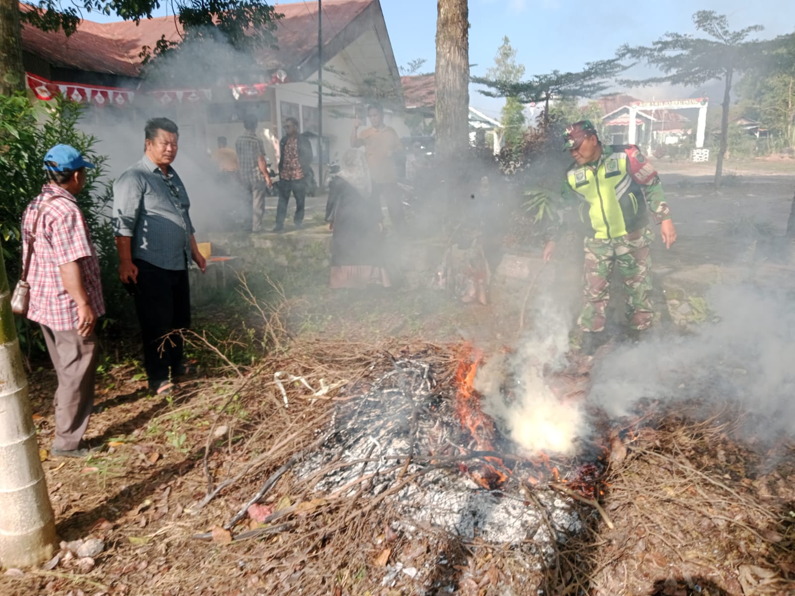 Babinsa Bersama Perangkat Desa Kerja Bakti Bersihkan Kantor Desa