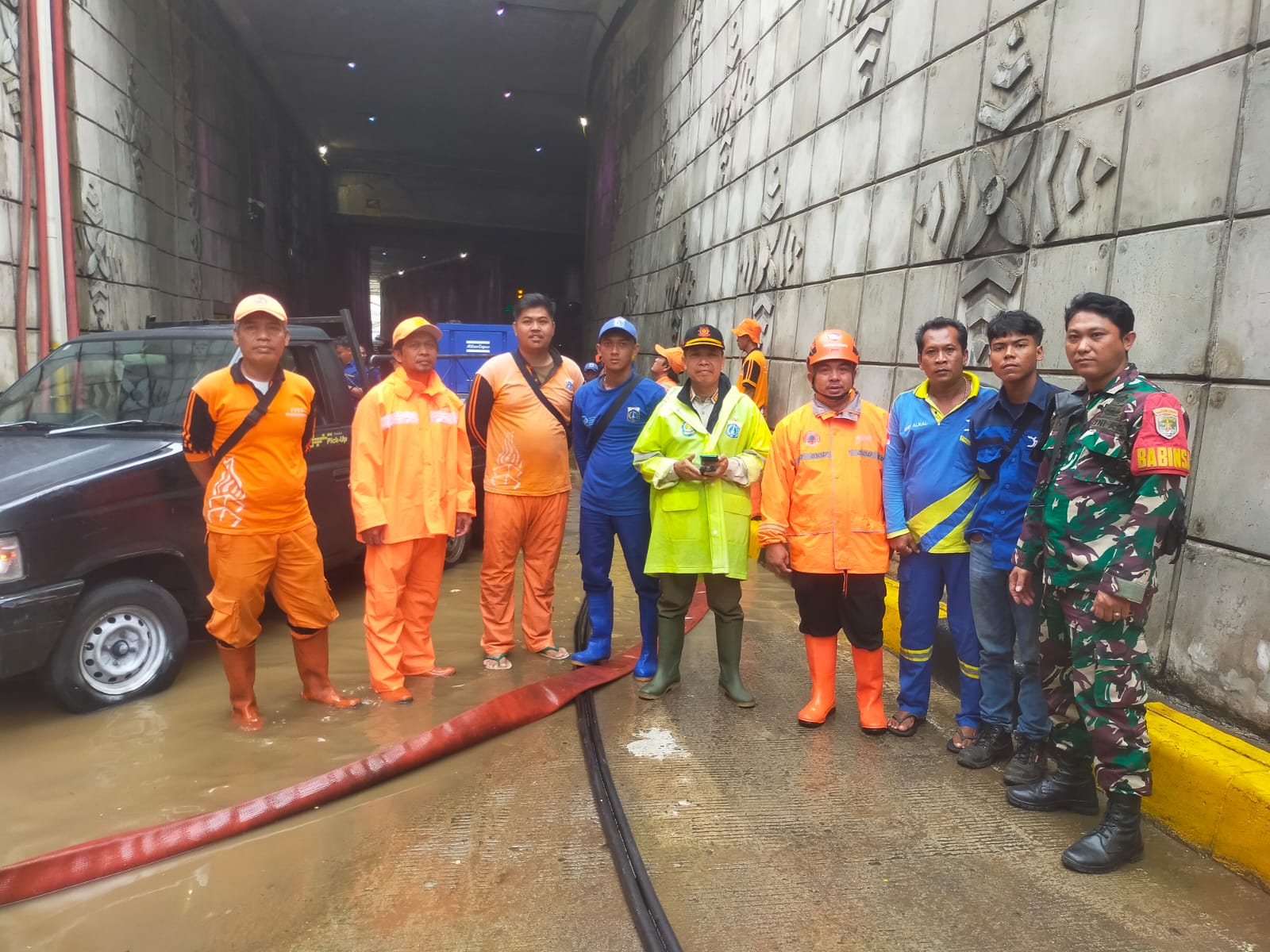 Babinsa Koramil 03/Senen Bersama Sudin Bina Marga dan PPSU Laksanakan Pengurasan Genangan Air di Underpass