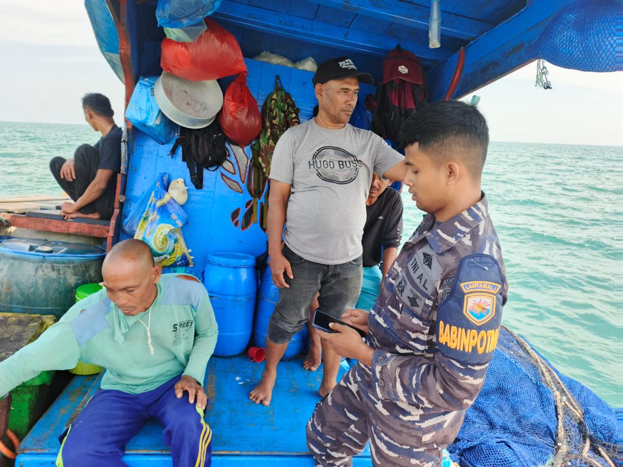 TNI AL EVAKUASI DUA NELAYAN YANG MENGALAMI LAKA LAUT DI PERAIRAN ACEH TIMUR