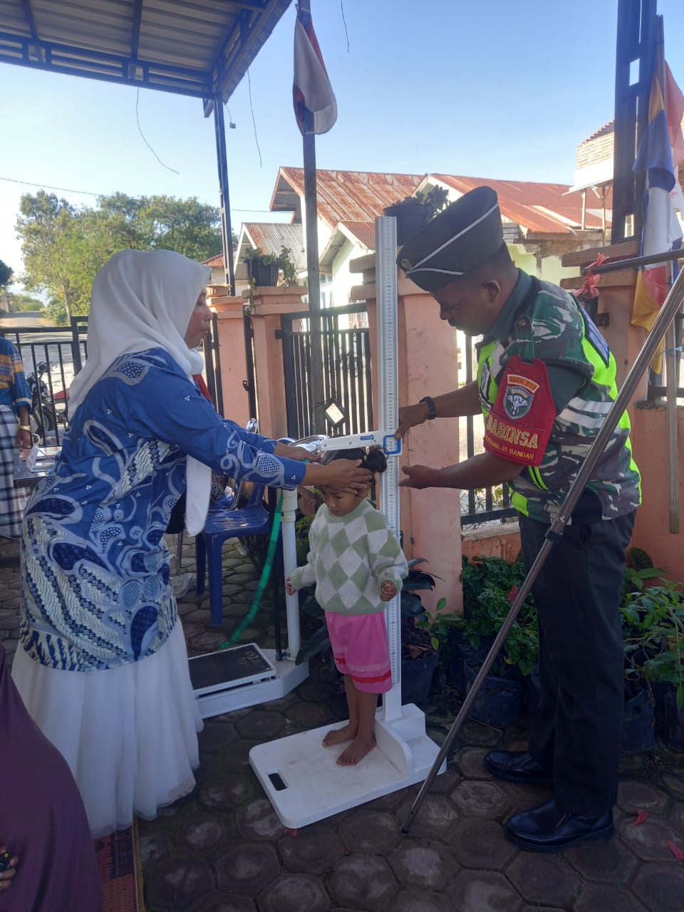 Berikan Layanan Posyandu, Babinsa Dampingi Nakes