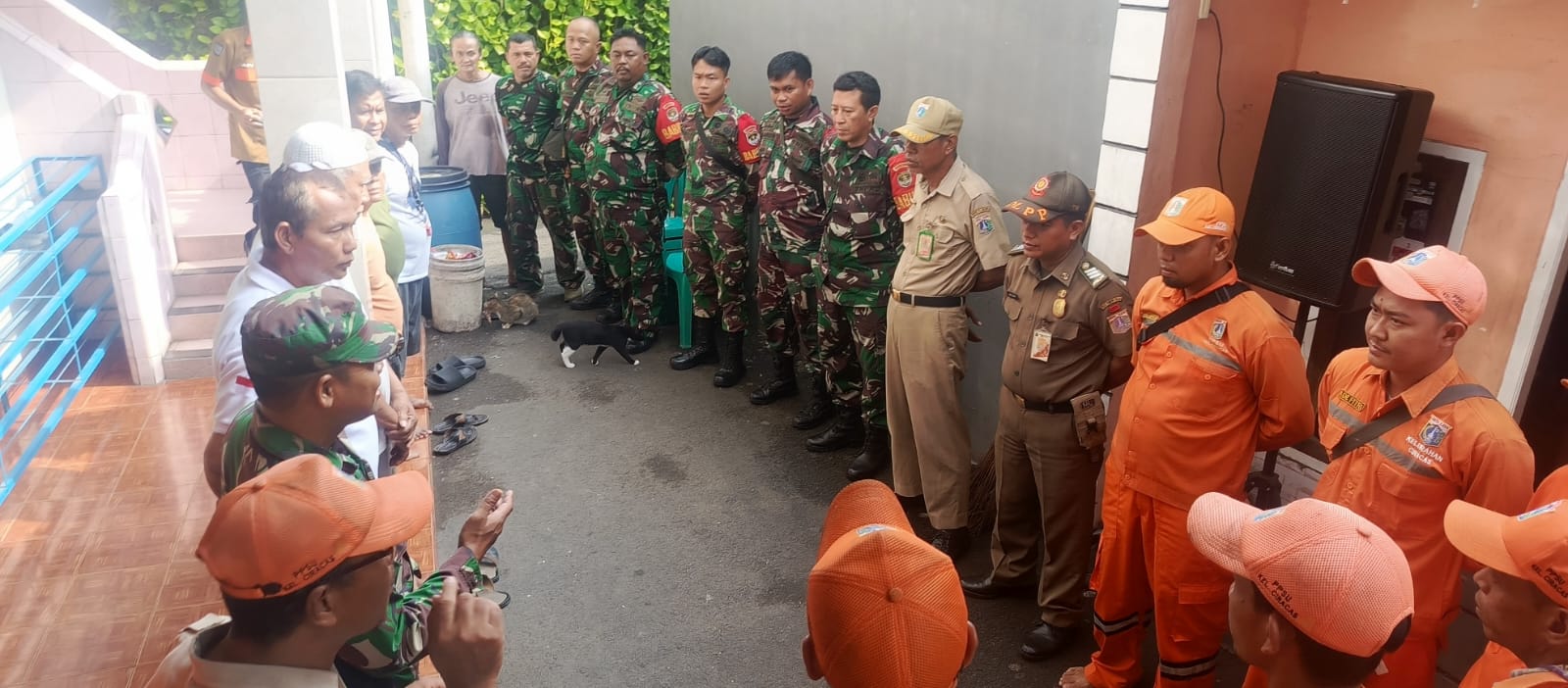 Merawat Kebersihan Masjid Al-Ikhlas Oleh Koramil 03/Pasar Rebo Giat Karya Bakti