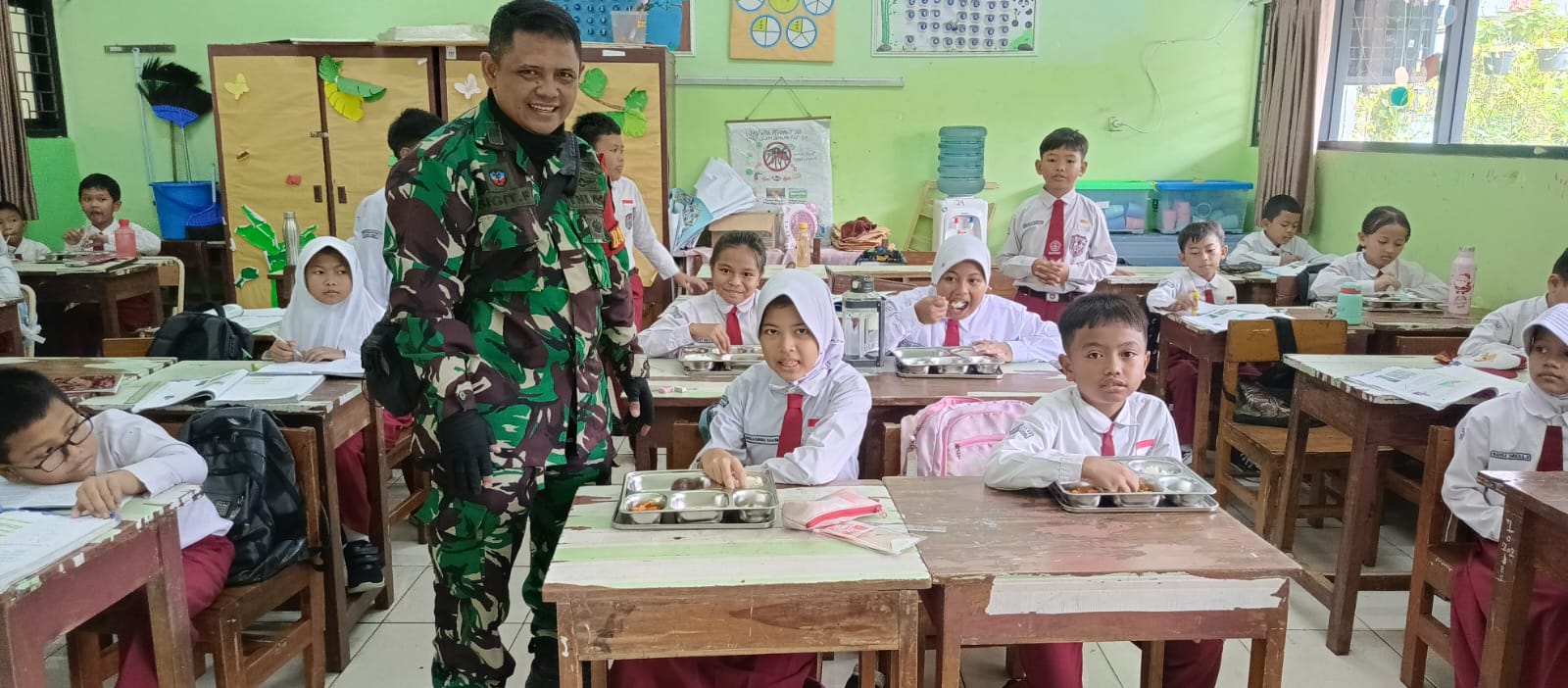 Distribusikan MBG 6.145 Porsi Ke 22 Sekolah Oleh Babinsa Koramil Pasar Rebo