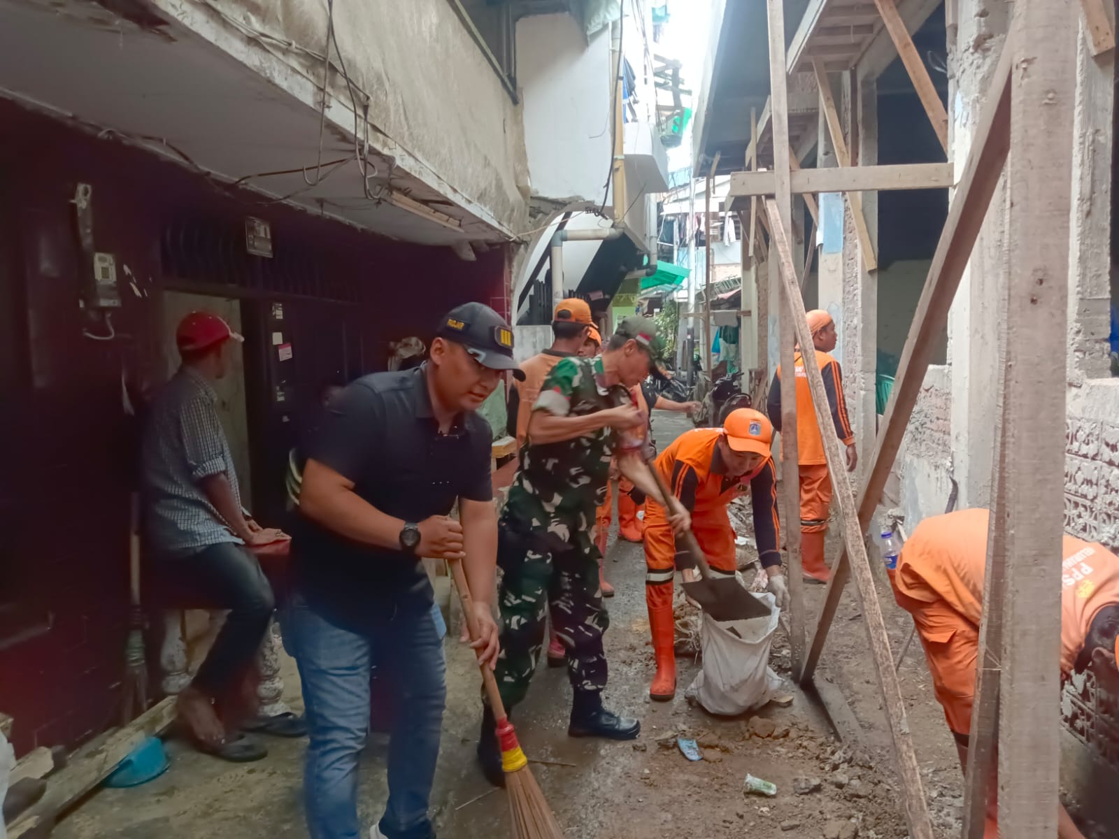 Babinsa Koramil 04/Gambir Bersama Tiga Pilar Laksanakan Kerja Bakti Pembersihan Lingkungan